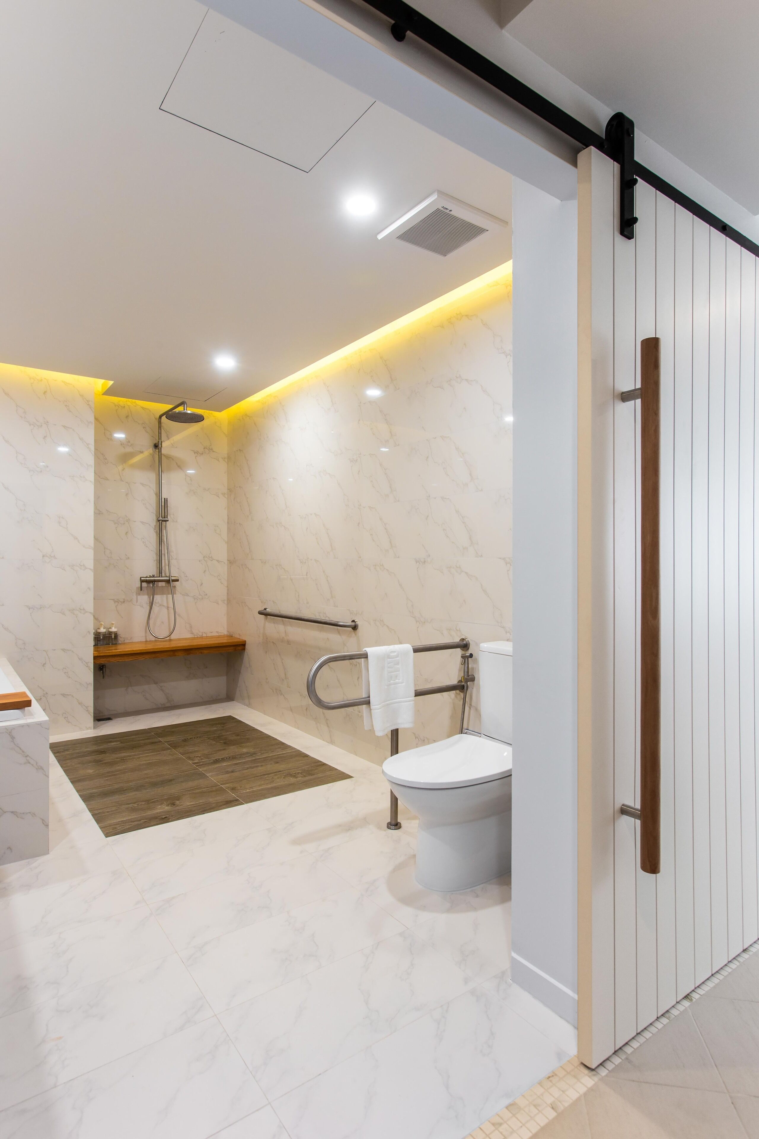 Deluxe Family Room | Bathroom | Free toiletries, hair dryer, bathrobes, slippers