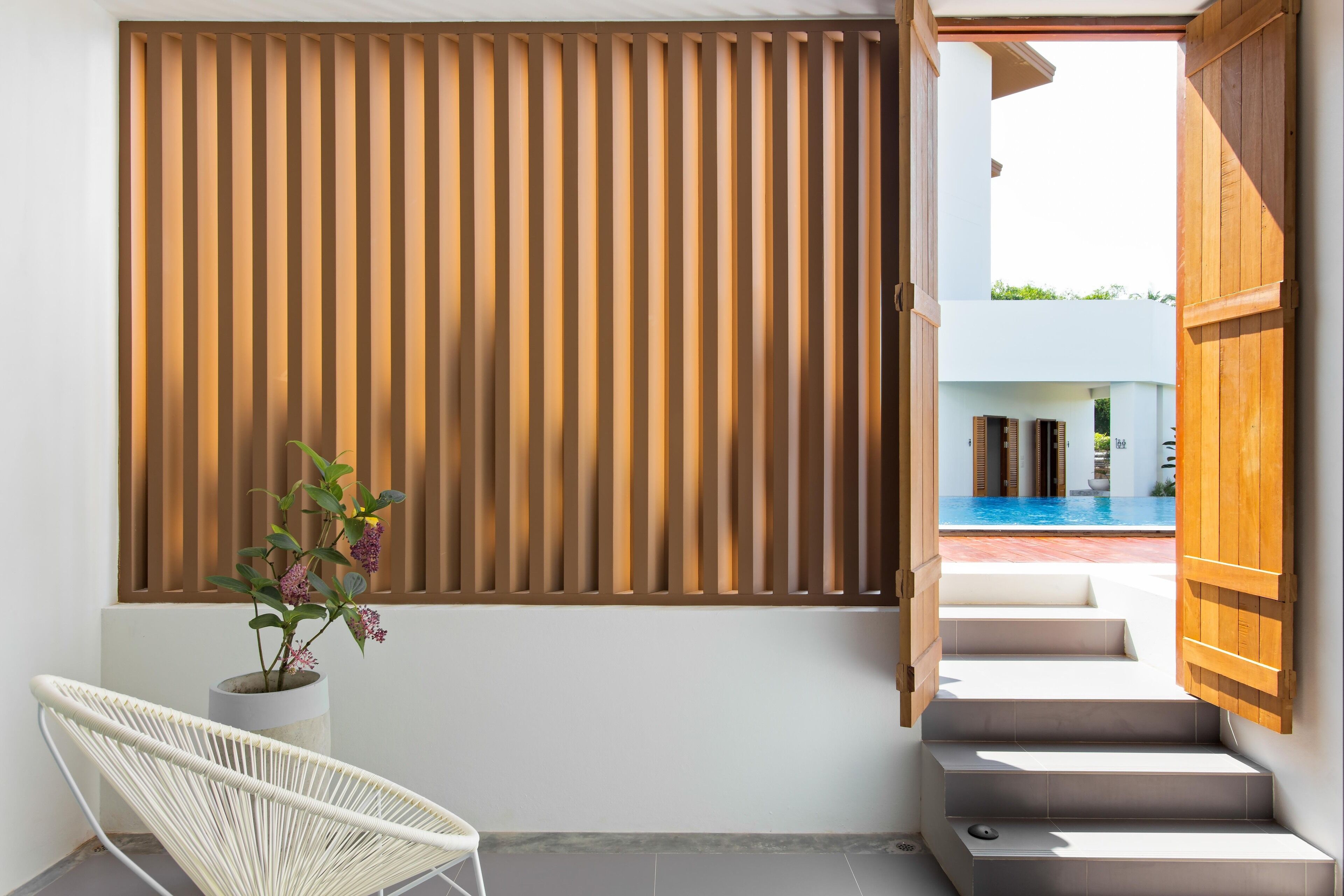 Superior Twin Room with Pool Access | บริเวณนั่งเล่น | ทีวีจอแอลอีดี