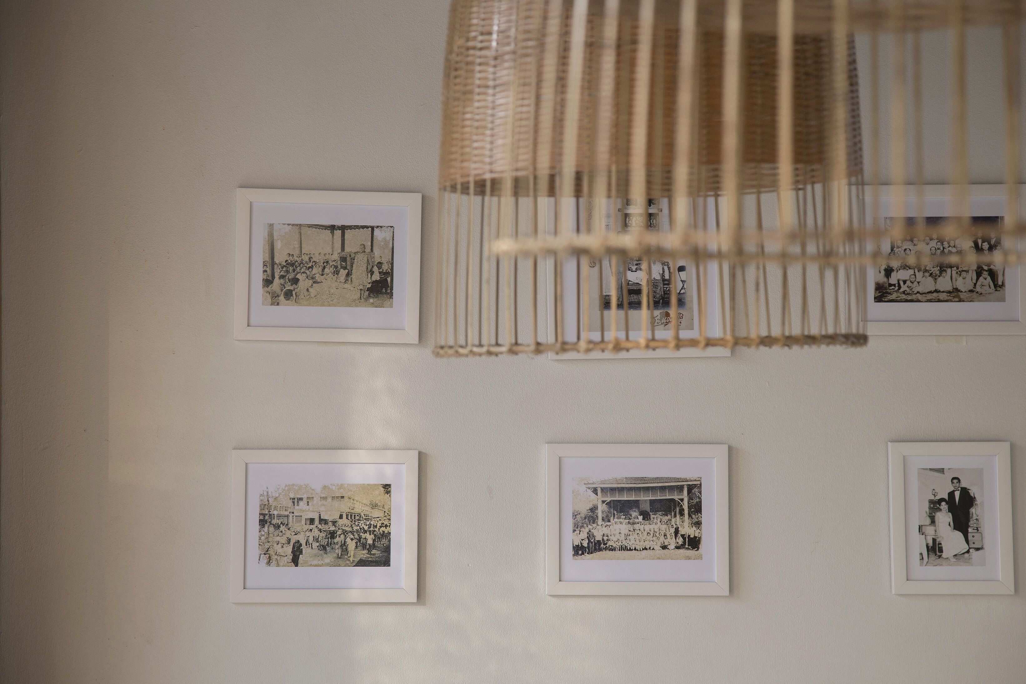 Una pared con cuatro fotografías blanco y negro enmarcadas.