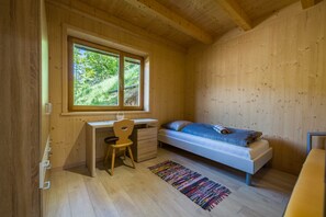 2 bedrooms, free WiFi, bed sheets - Charming Cottage Eckgenn with Wi-Fi, Mountain View, Garden & Terrace (Laurein)