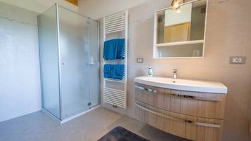 Ducha, secador de pelo, toallas