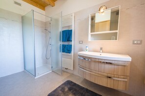 Shower, hair dryer, towels - Charming Cottage Eckgenn with Wi-Fi, Mountain View, Garden & Terrace (Laurein)