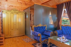 Room (Queen) | Minibar, desk, blackout drapes, soundproofing - Tea Resort (Bao Loc)