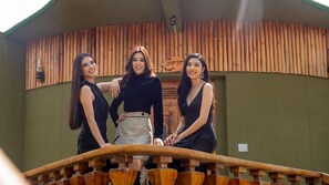 غرفة (President) | ميني بار ومكتب وستائر تعتيم وتجهيزات عازلة للصوت