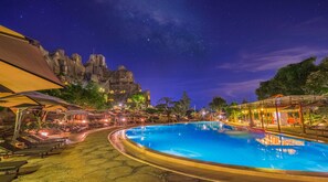 6 outdoor pools