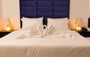 客房内保险箱、办公桌、笔记本电脑工作区、遮光窗帘