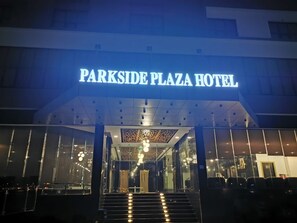 Front of property - evening/night - Parkside Plaza Hotel - Muscat (Muscat)