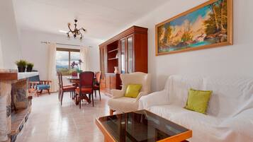 Een televisie en een open haard