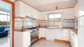 Een koelkast, een magnetron, een oven, een kookplaat