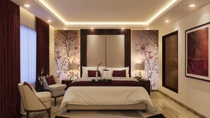 Een moderne hotelkamer met een groot bed, een zithoek met een stoel, een nachtkastje en een wandlamp.
