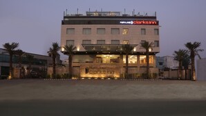 Een meerlaags hotel met een opvallend bord voor 'Fairyland Clark's Inn'.