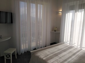 Double Room, Balcony | Minibar, blackout drapes, soundproofing, free cribs/infant beds - Delia Rooms & Gallery (Naples)