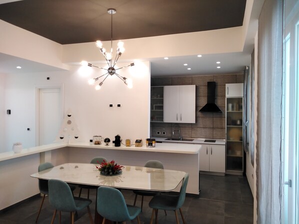 Shared fridge, microwave, espresso maker, electric kettle - Delia Rooms & Gallery (Naples)