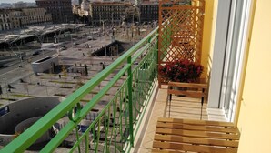 Ein Balkon mit Blick auf eine Stadtansicht, darunter ein großes Gebäude mit Kuppel und einem KIMCO Schriftzug.