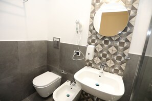 A modern bathroom with a toilet, bidet, and sink. - Delia Rooms & Gallery (Naples)