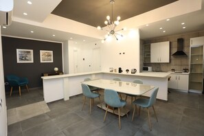 Interior - Delia Rooms & Gallery (Naples)