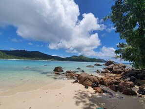 On the beach, beach towels - Pebbles Cove (Mahé Island)