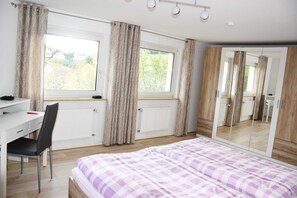 3 bedrooms, desk, travel cot, WiFi