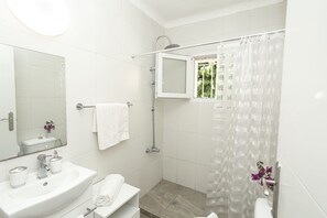 Dutxa, assecador de cabells i tovalloles 