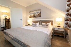 2 Schlafzimmer, Schreibtisch, Reisekinderbett, WLAN