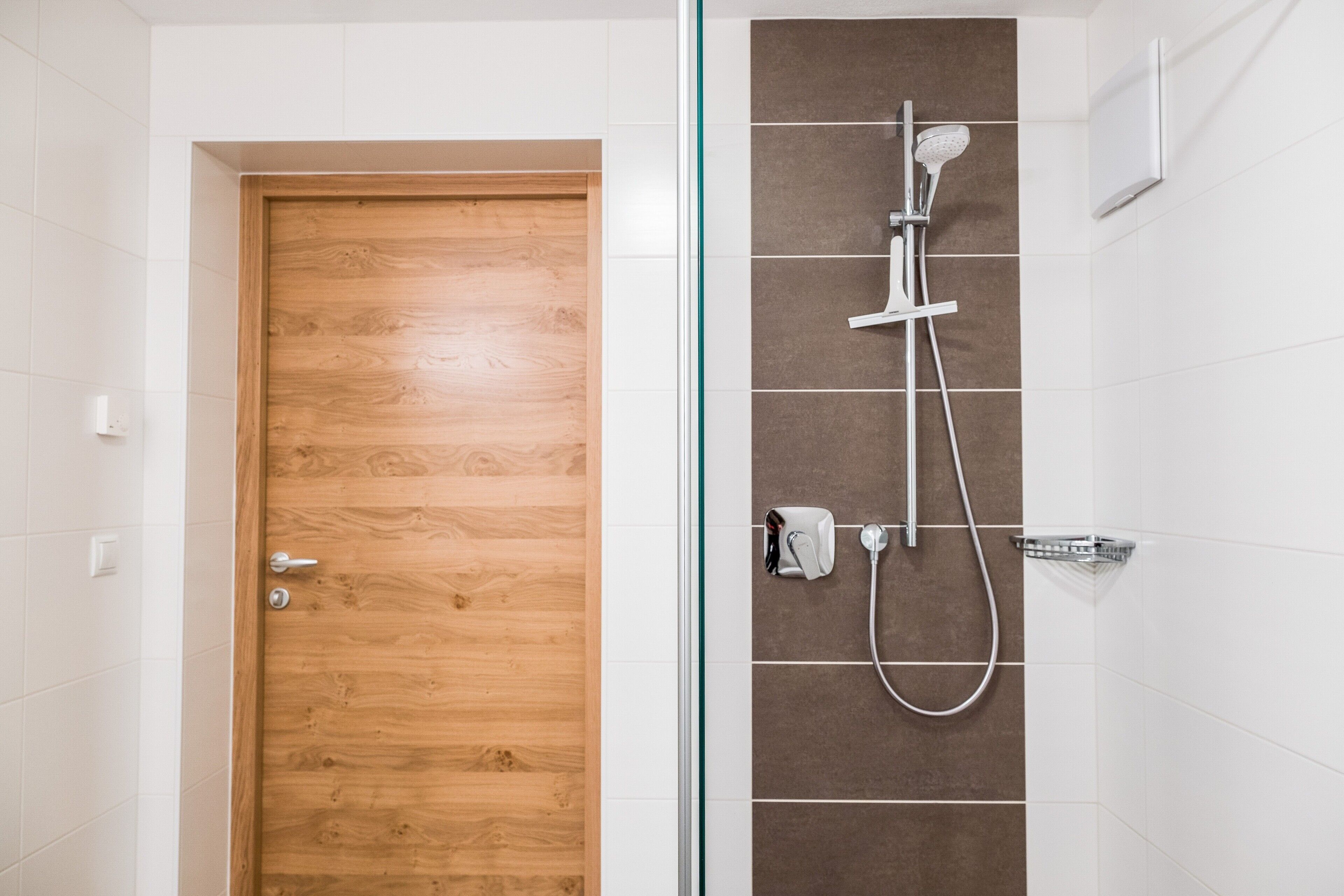 Douche, articles de toilette gratuits, sèche-cheveux
