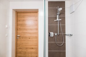 Regadera, amenidades de baño gratuitas, secadora de cabello, toallas 