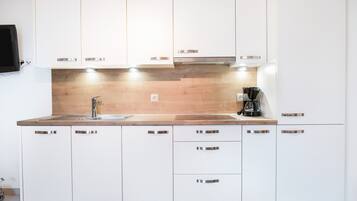 Fridge, microwave, stovetop, dishwasher