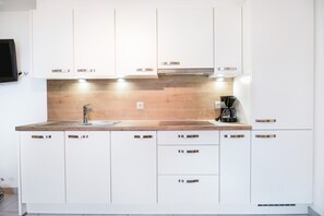 Kühlschrank, Mikrowelle, Herdplatte, Geschirrspüler