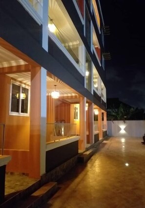 Fachada de la propiedad por la tarde o noche