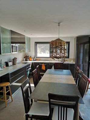 ثلاجة، ميكروويف، فرن، موقد طهي مسطح