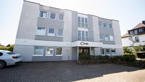 A modern multi-story building with a flat roof, a visible entrance, and a sign that reads "Cacilia". - Bangert House Cäcilia (Wenningstedt-Braderup (Sylt))