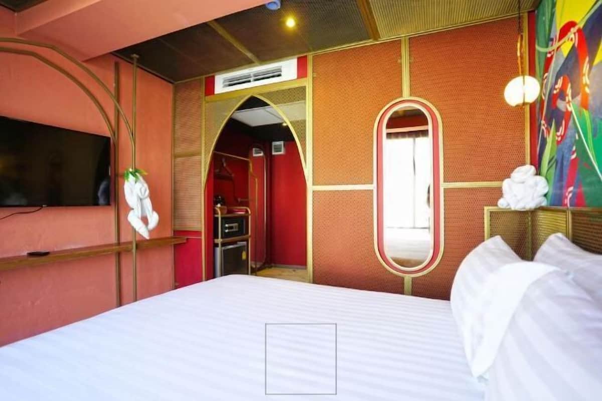 In-room safe, soundproofing, free WiFi, bed sheets