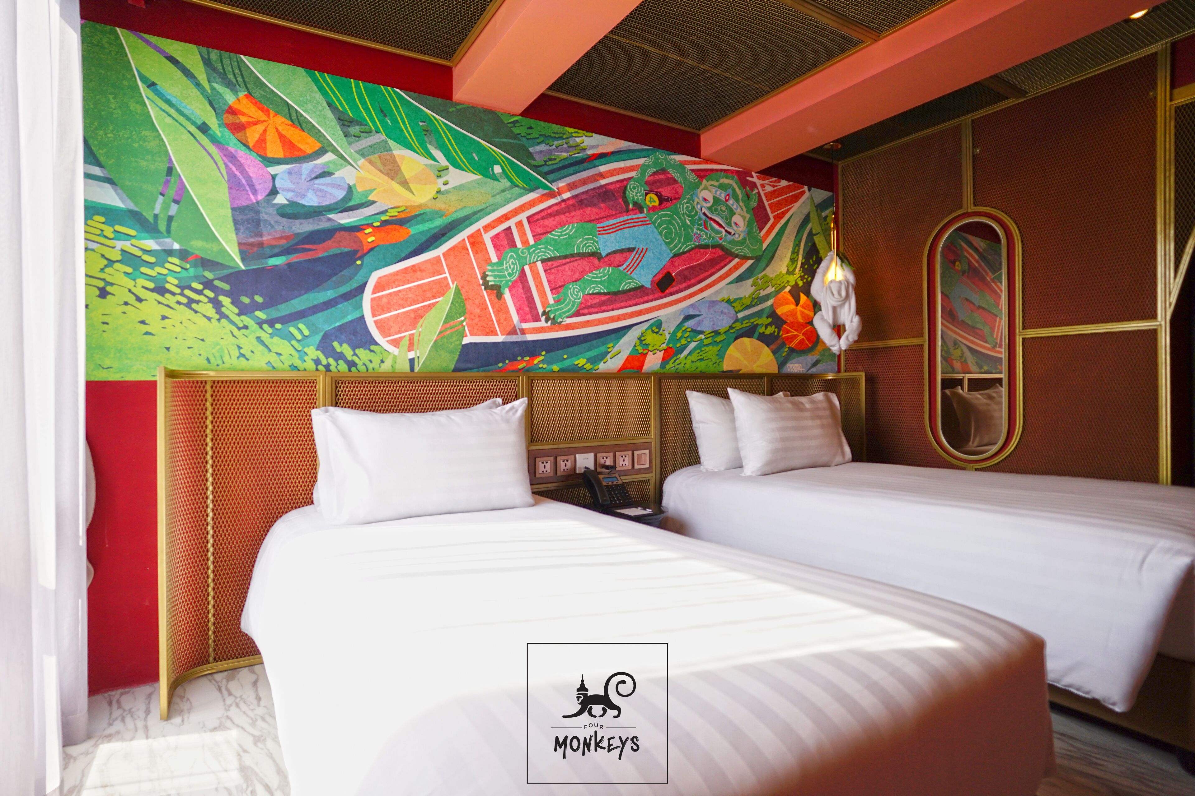 Une chambre d’hôtel avec deux lits, une fresque murale aux couleurs vives et un design moderne.
