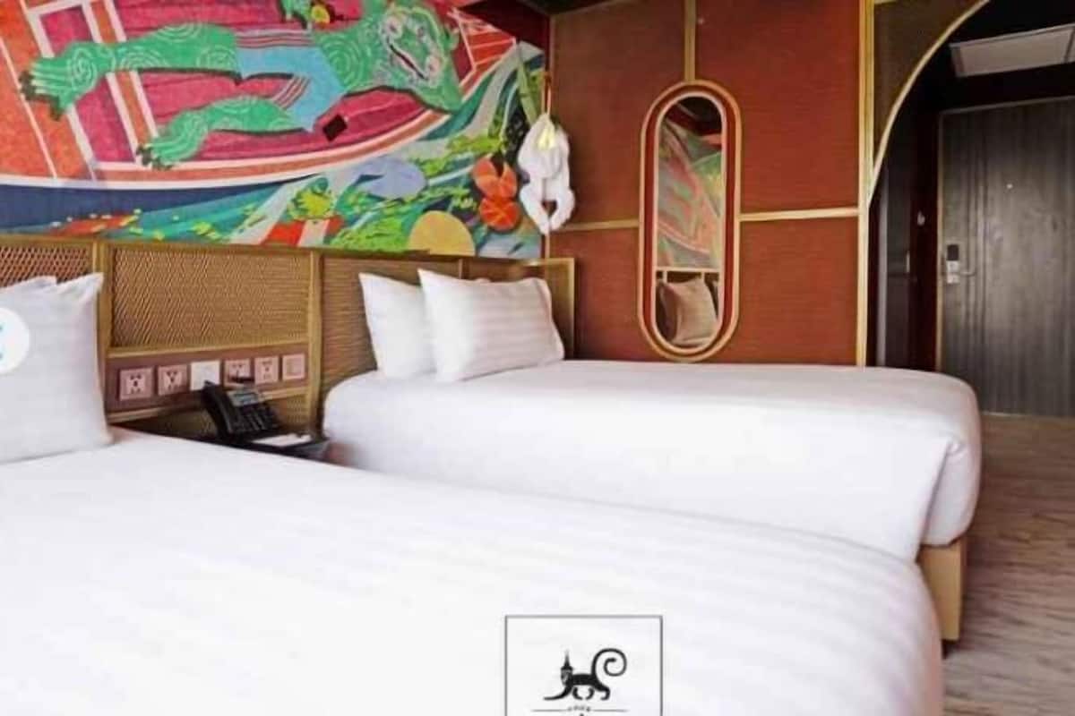 In-room safe, soundproofing, free WiFi, bed sheets