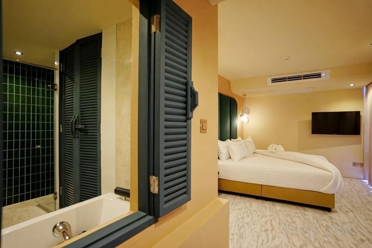 In-room safe, soundproofing, free WiFi, bed sheets