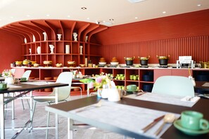 Dinner served, local and international cuisine, alfresco dining  - 4 Monkeys Hotel (Bangkok)