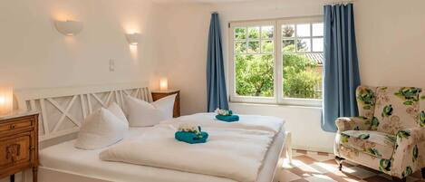 4 bedrooms, travel cot, WiFi, bed sheets