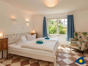 4 bedrooms, travel crib, WiFi, bed sheets