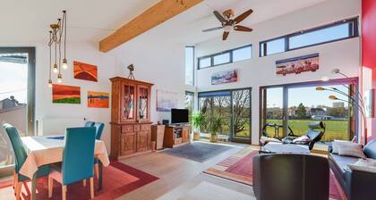 Bright Holiday Home “Muc City de Lux” with Balcony and Wi-Fi; Parking Available