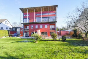 Exterior - Bright Holiday Home “Muc City de Lux” with Balcony and Wi-Fi; Parking Available (München)