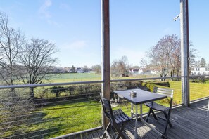 Outdoor dining - Bright Holiday Home “Muc City de Lux” with Balcony and Wi-Fi; Parking Available (München)