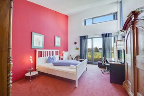 3 bedrooms, iron/ironing board, WiFi, bed sheets - Bright Holiday Home “Muc City de Lux” with Balcony and Wi-Fi; Parking Available (München)