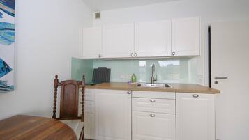 KĂŒhlschrank, Ofen, GeschirrspĂŒler, Wasserkocher mit Kaffee-/Teezubehör