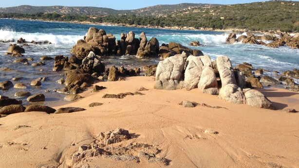 A rocky beach with clear blue water and a hilly landscape in the background. - Semi-detached Villa Sea View - Private Parking - Near Town Center and Beaches (Propriano)