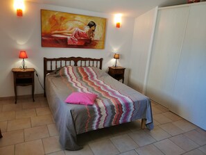 3 bedrooms, iron/ironing board, WiFi, bed sheets
