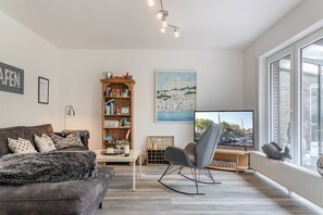 TV, fireplace, stereo
