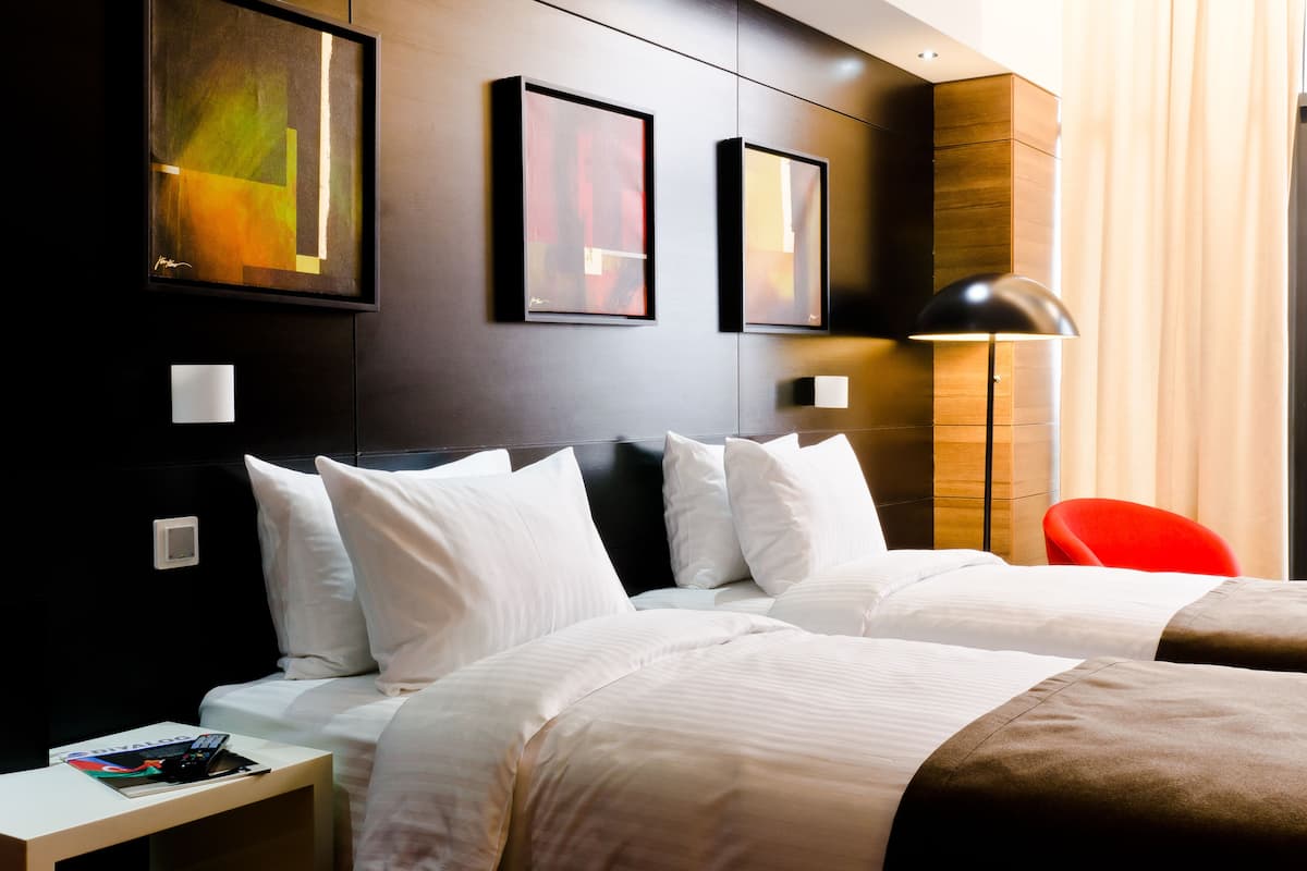 Phòng đôi hoặc 2 giường đơn Deluxe | Bộ đồ giường cao cấp, chăn bông, nệm có lớp đệm bông, minibar 