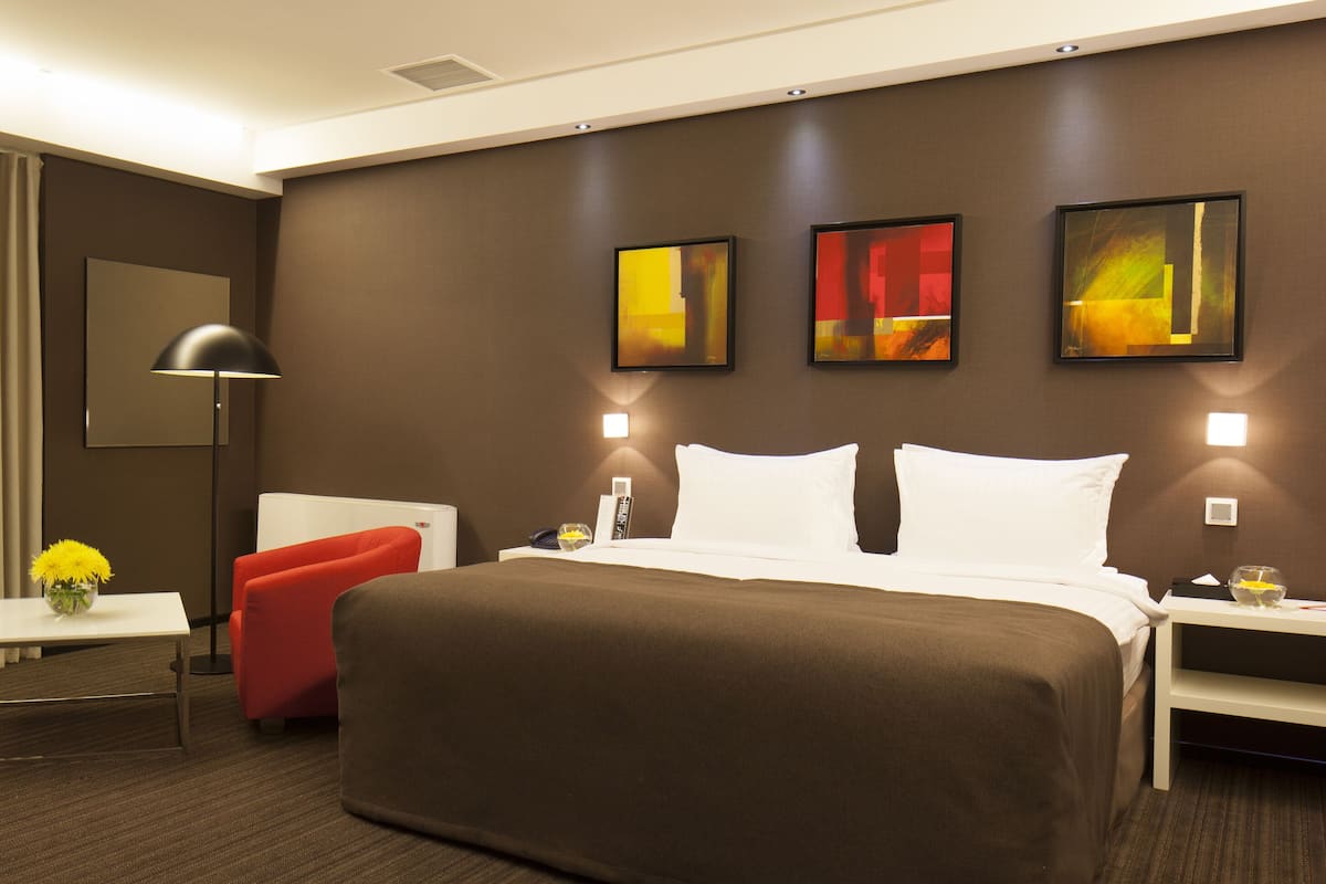 Bộ đồ giường cao cấp, chăn bông, nệm có lớp đệm bông, minibar 