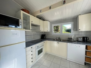 Fridge, microwave, oven, dishwasher - Family Home 300m from Beaches with Large Garden and Parking (Capbreton)