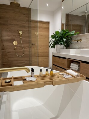 Departamento de lujo | Baño | Regadera, amenidades de baño de diseñador, secadora de cabello 